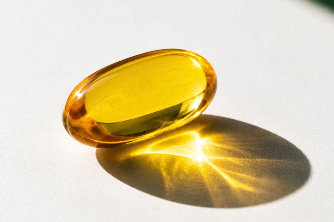 Cápsula de vitamina D a contraluz